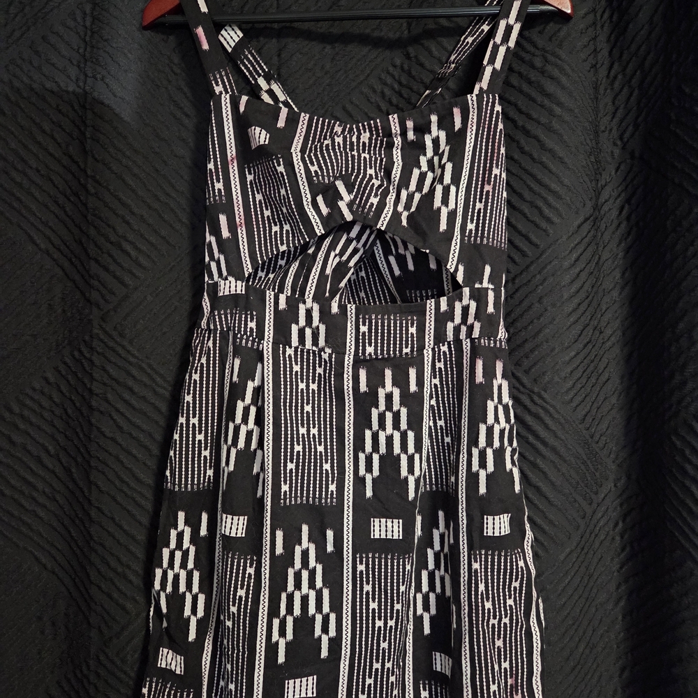 Dolce Vita Black and White Geometric Backless Dress Hints Of Purple